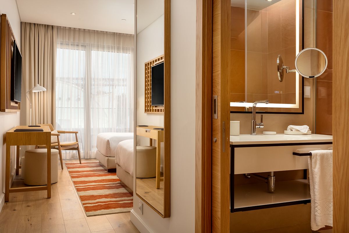 Hyatt Regency Lisboa Twin Bed Room with Bathroom