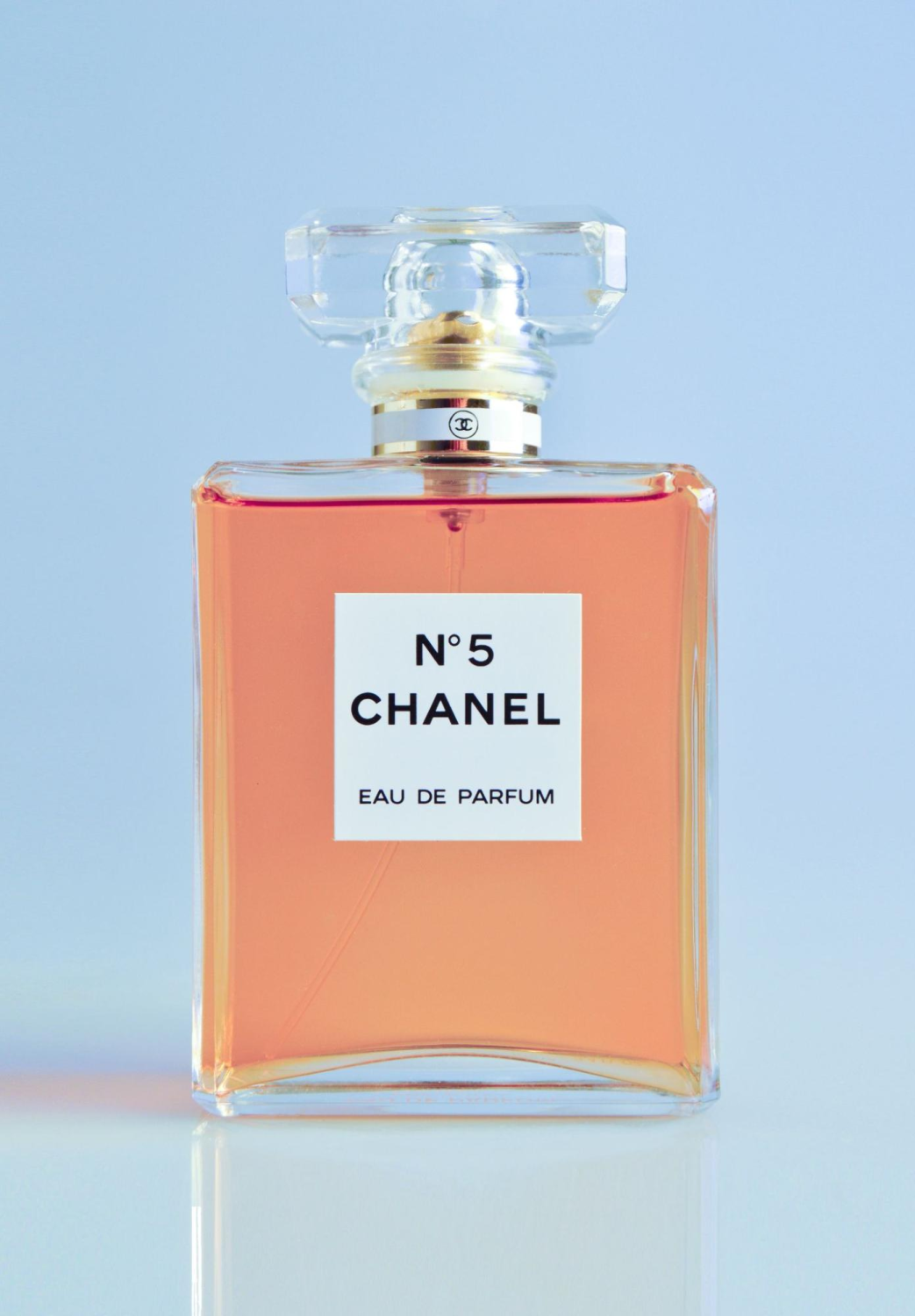 Prise de vue en angle avant d'une bouteille de parfum