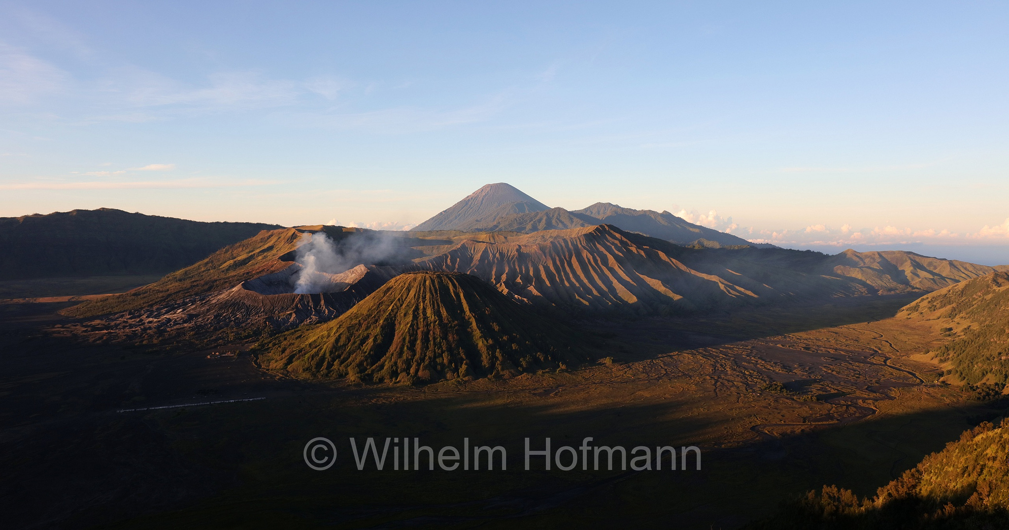 Mount Bromo, Bromo, Semeru, King Kong Hill, East Java, Indonesia, Indonesien, Sunrise, Sonnenaufgang, ﻿Bromo Tengger Semeru National Park, Nationalpark Bromo-Tengger-Semeru, parco nazionale di Bromo Tengger Semeru