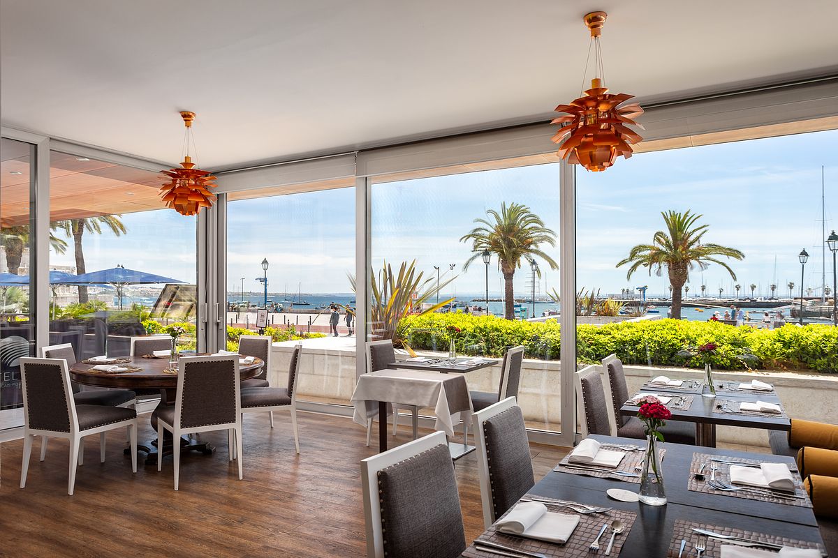 Espa&ccedil;o de restaura&ccedil;&atilde;o do Hotel Ba&iacute;a Cascais com vista mar &ndash; fotografia de hotelariaEspa&ccedil;o de restaura&ccedil;&atilde;o do Hotel Ba&iacute;a Cascais com vista mar &ndash; fotografia de hotelaria