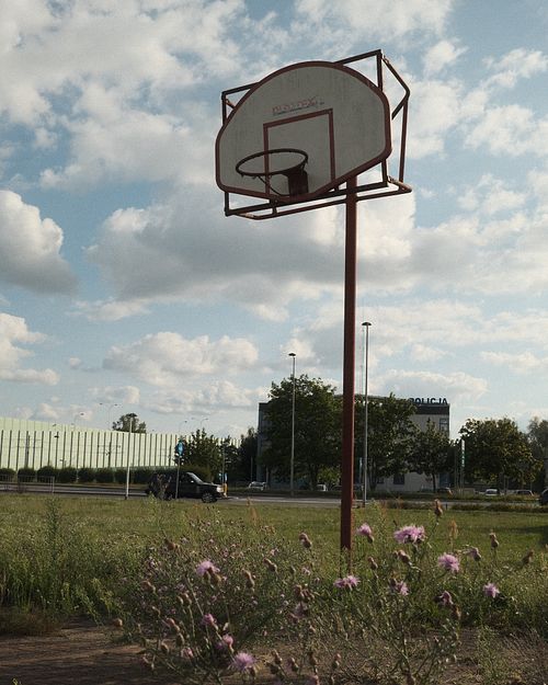 Opuszczone boisko do koszykówki