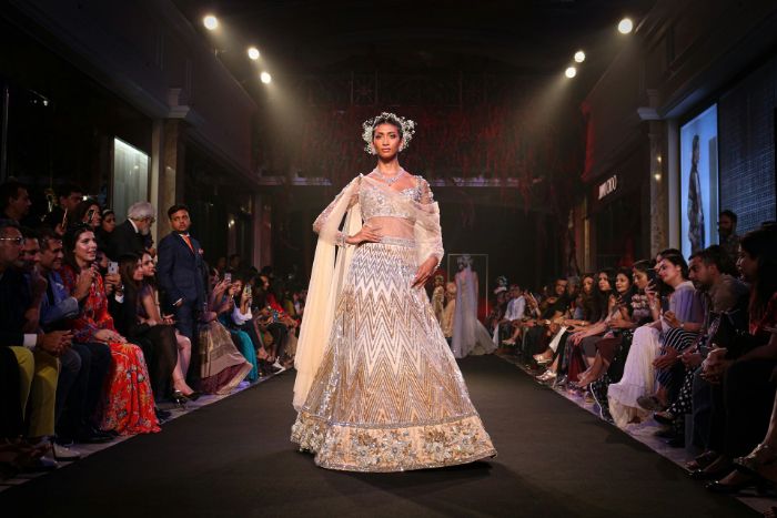 Imagem de uma pequena modelo em um desfile de moda