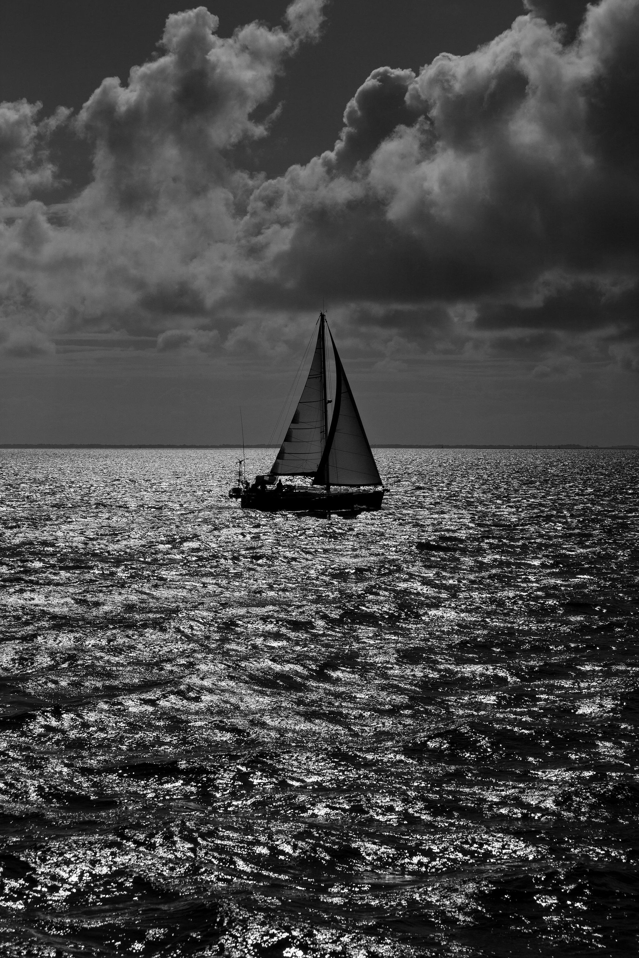 Voilier seul sur mer calme.