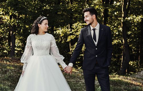 Mire și mireasă plimbându-se în natură, fotografie de nuntă cinematică realizată de RPP Visuals