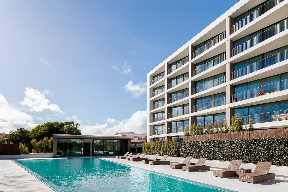 Piscina exterior do condom&iacute;nio de luxo Legacy Residences Cascais