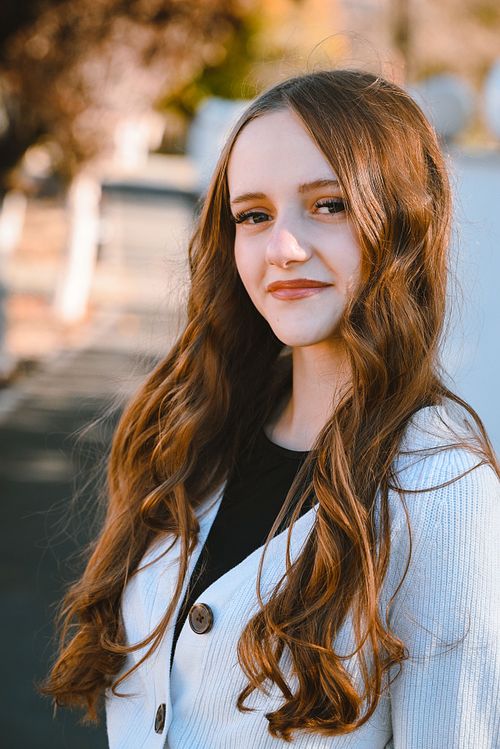 portret feminin cu lumină caldă și fundal de toamnă