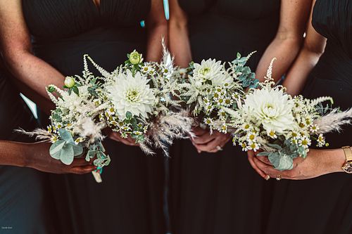 "dettaglio braccialetti floreali delle testimoni del matrimonio"