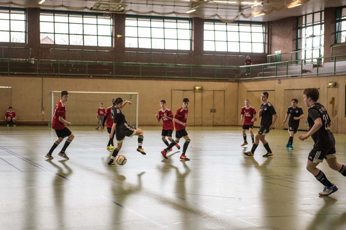 Begeisterte Anhänger feiern die Spiele mit Tormelodien