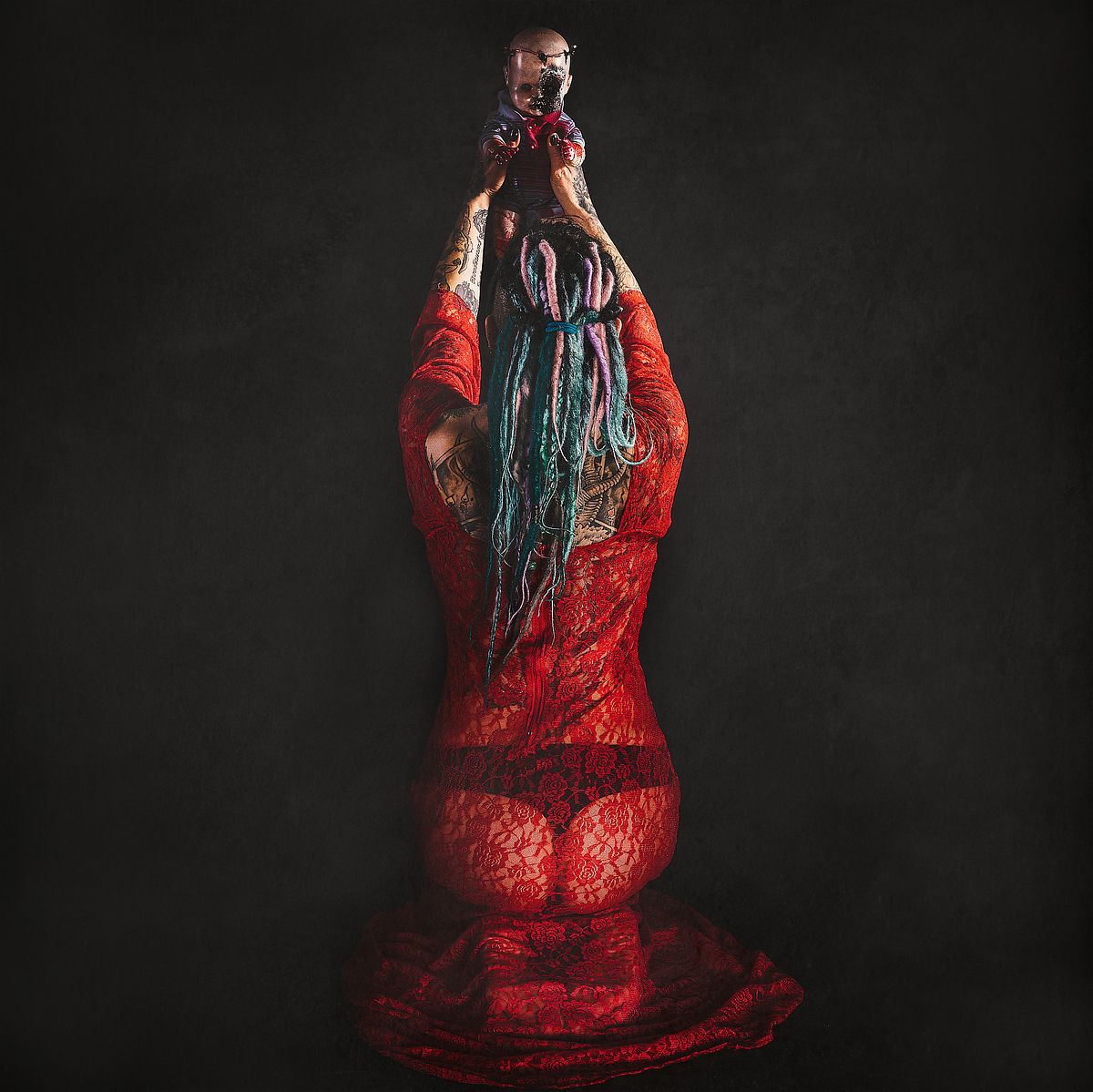 photo tarot Red Witch, sorci&egrave;re avec poup&eacute;e ensanglant&eacute;e en rituel de purification occulte