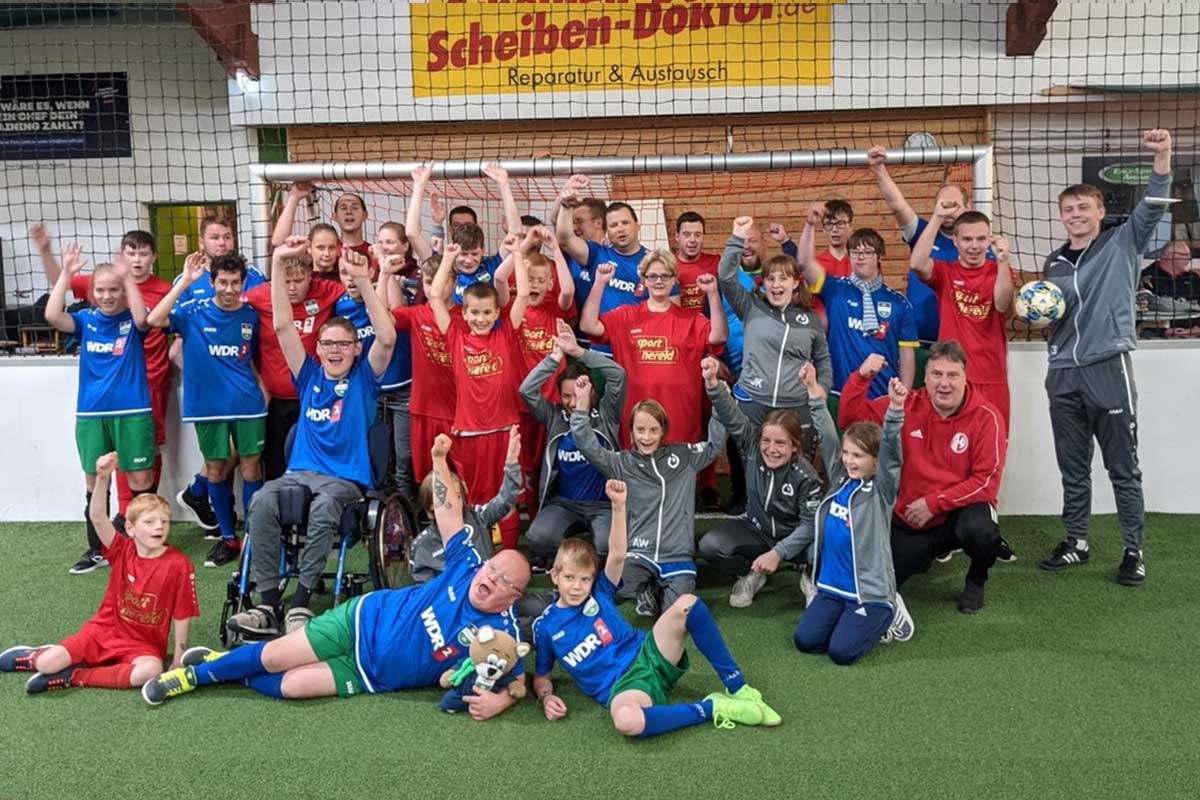 Abschlussfoto aller Teilnehmer mit guter Laune