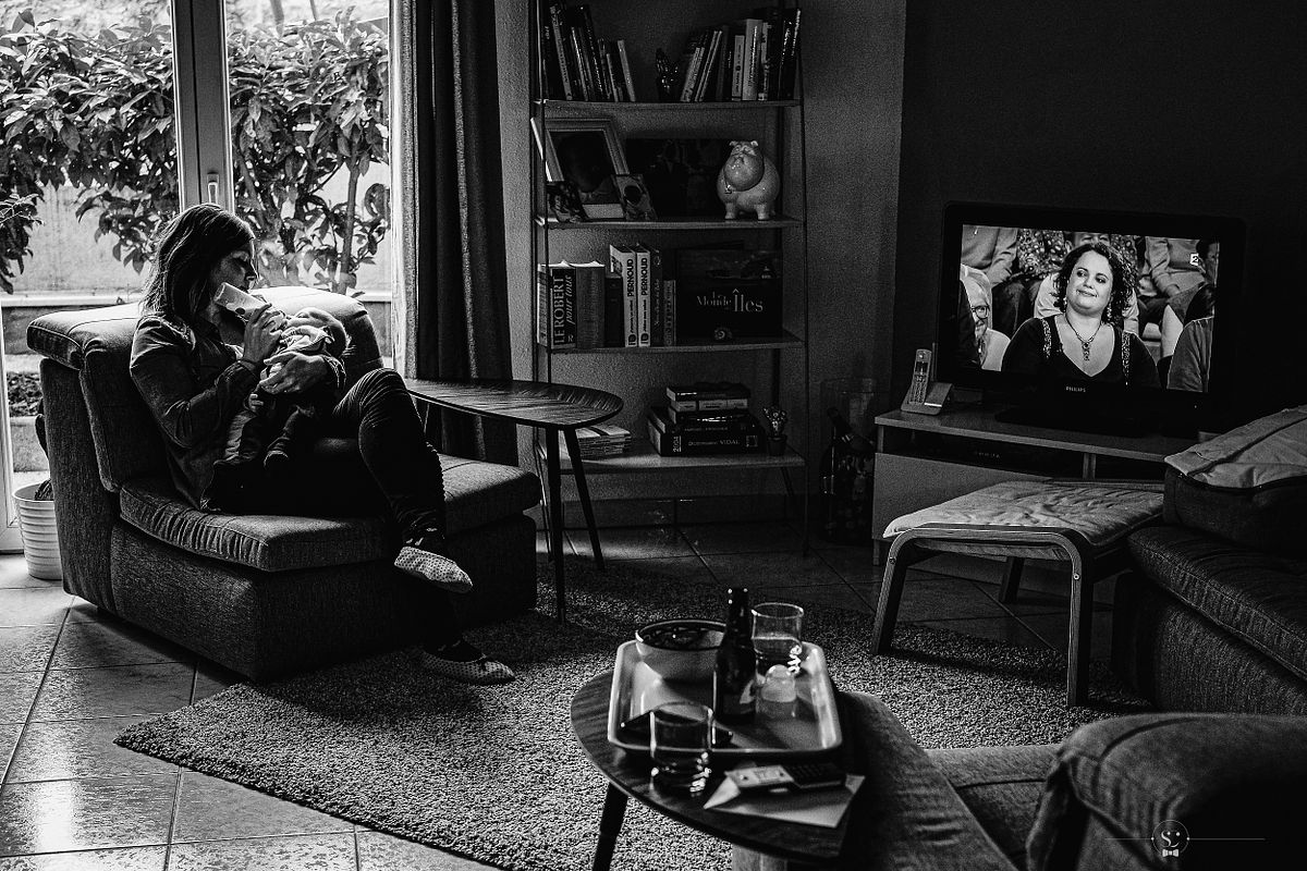 Photographe Famille Lyon Reportage Documentaire Famille Lyon - Moment de d&eacute;tente en famille avec une maman donnant le biberon &agrave; son b&eacute;b&eacute; captur&eacute; par photographe de famille &agrave; domicile &agrave; Lyon