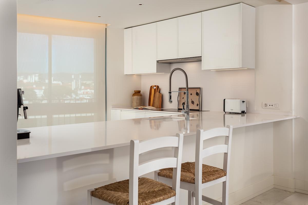 Cozinha contempor&acirc;nea em apartamento T4 de luxo no Legacy Residences Cascais