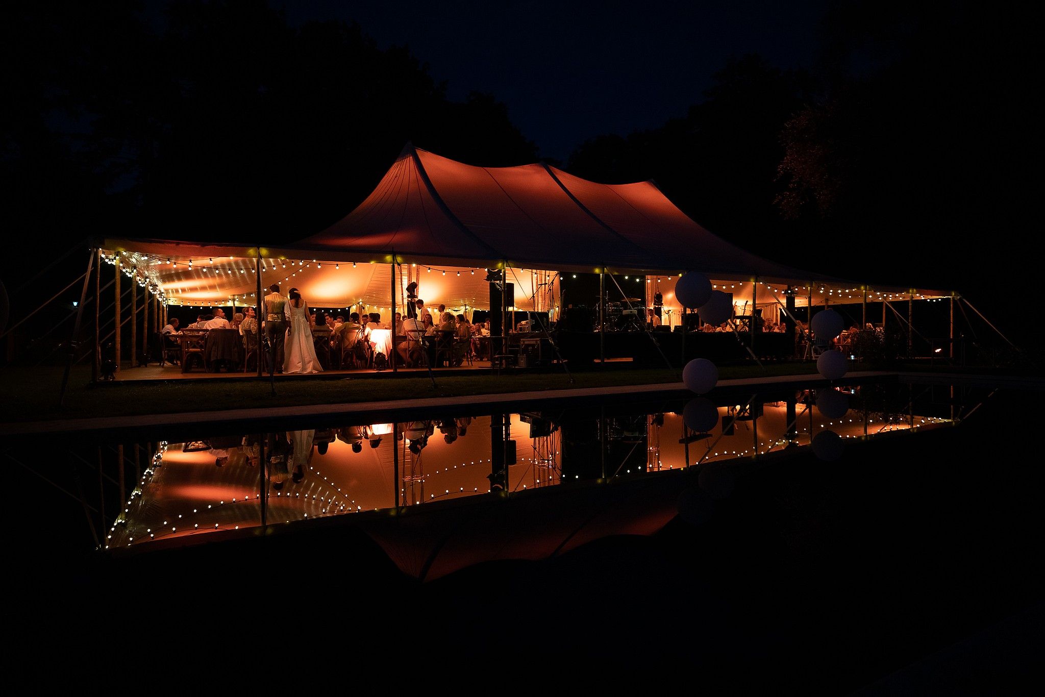 Tente de soir&eacute;e dans un mariage chic et &eacute;l&eacute;gant en suisse captur&eacute; par S&eacute;bastien CLAVEL photographe de Mariage &agrave; Lyon et Gen&egrave;ve