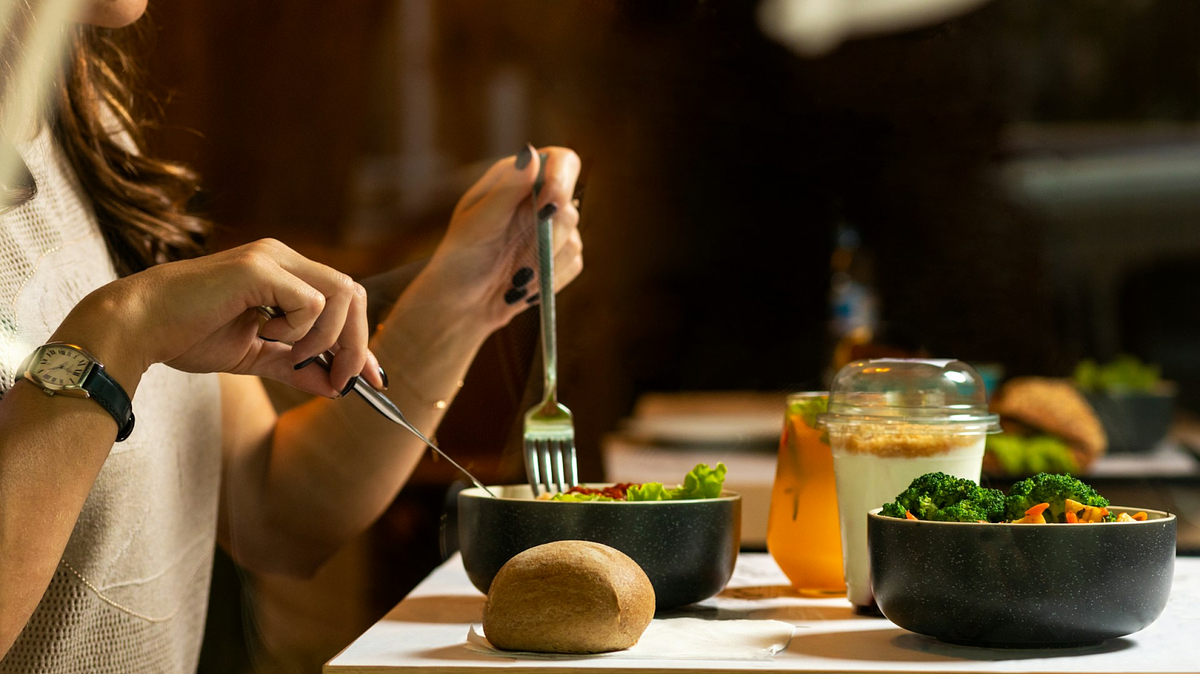 una donna che segue una dieta a base di insalata