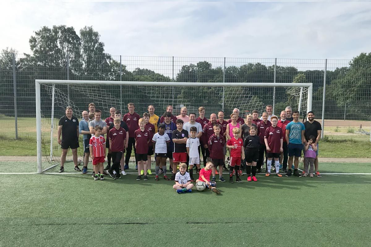 Gemeinsames Foto der Spielerinnen und Sponsoren