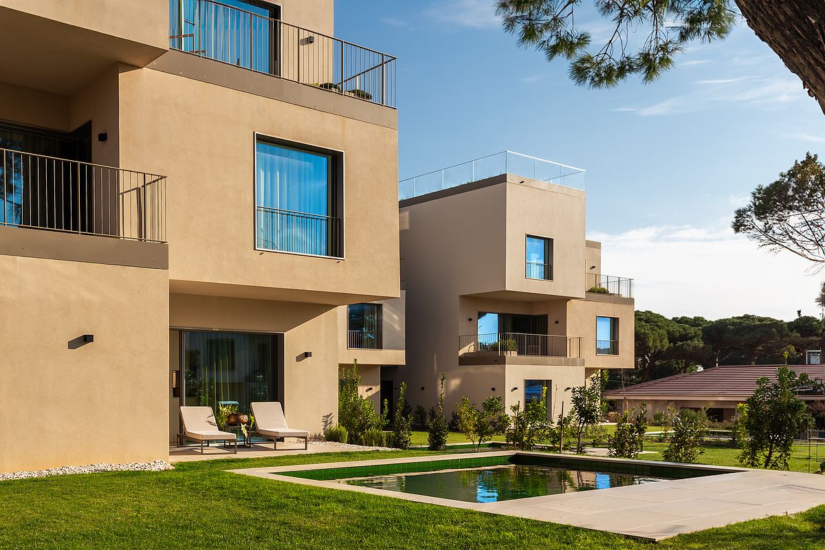 Fotografia de arquitectura destacando a volumetria dos edif&iacute;cios do Marinha Prime em Cascais