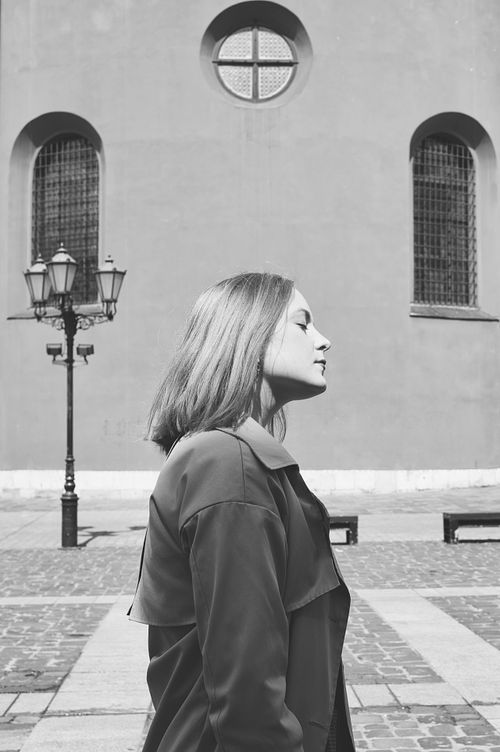 Black and white portrait of a woman in Krakow, focusing on light, contrast and emotion