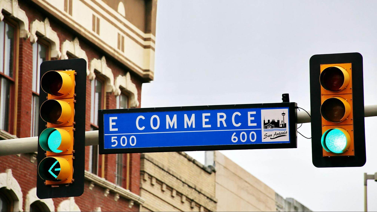 Image of traffic lights with an ecommerce board in between