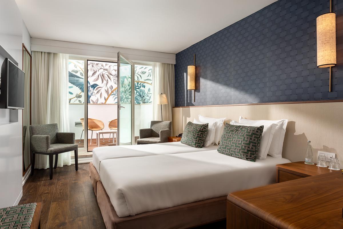Quarto renovado do Hotel Ba&iacute;a Cascais &ndash; fotografia de interiores de hotel