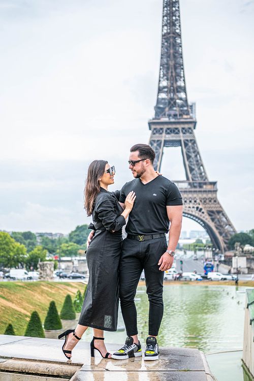 eiffel-engagement-pictures-paris-brasileiro