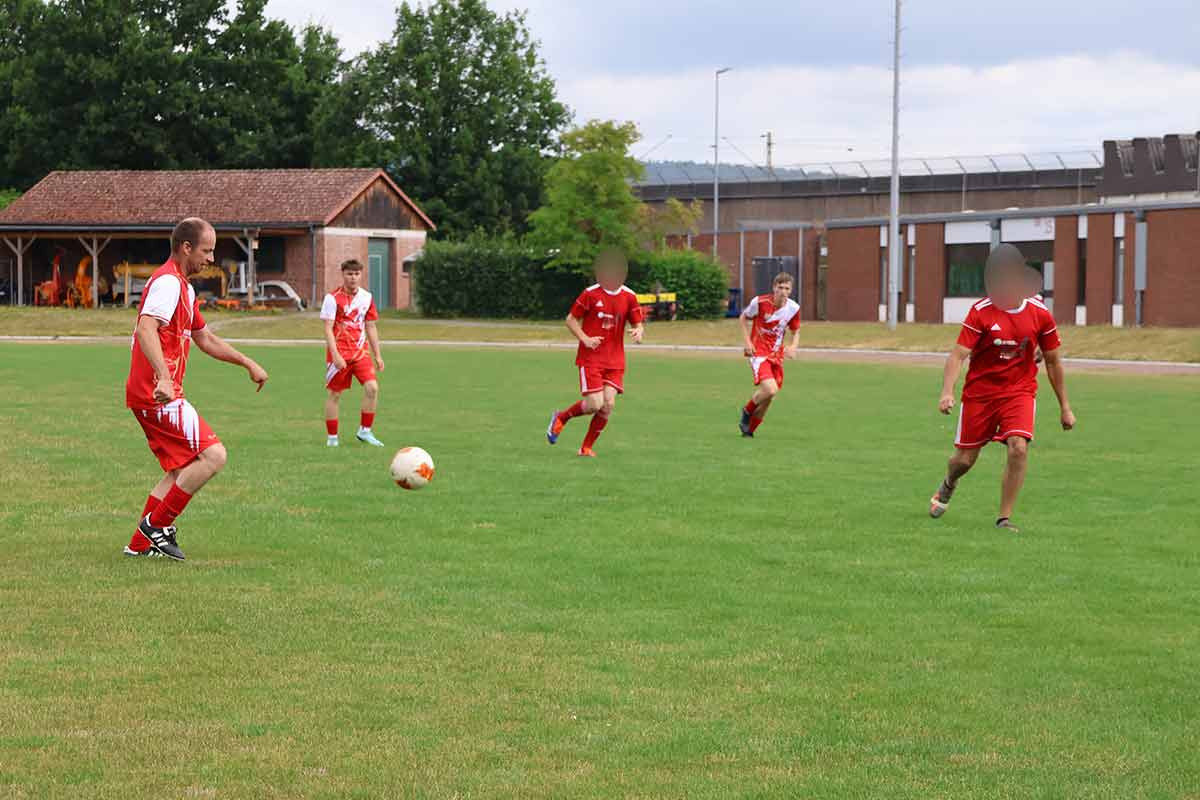 Freundschaftliches Spiel mit Inhaftierten auf dem Rasenplatz