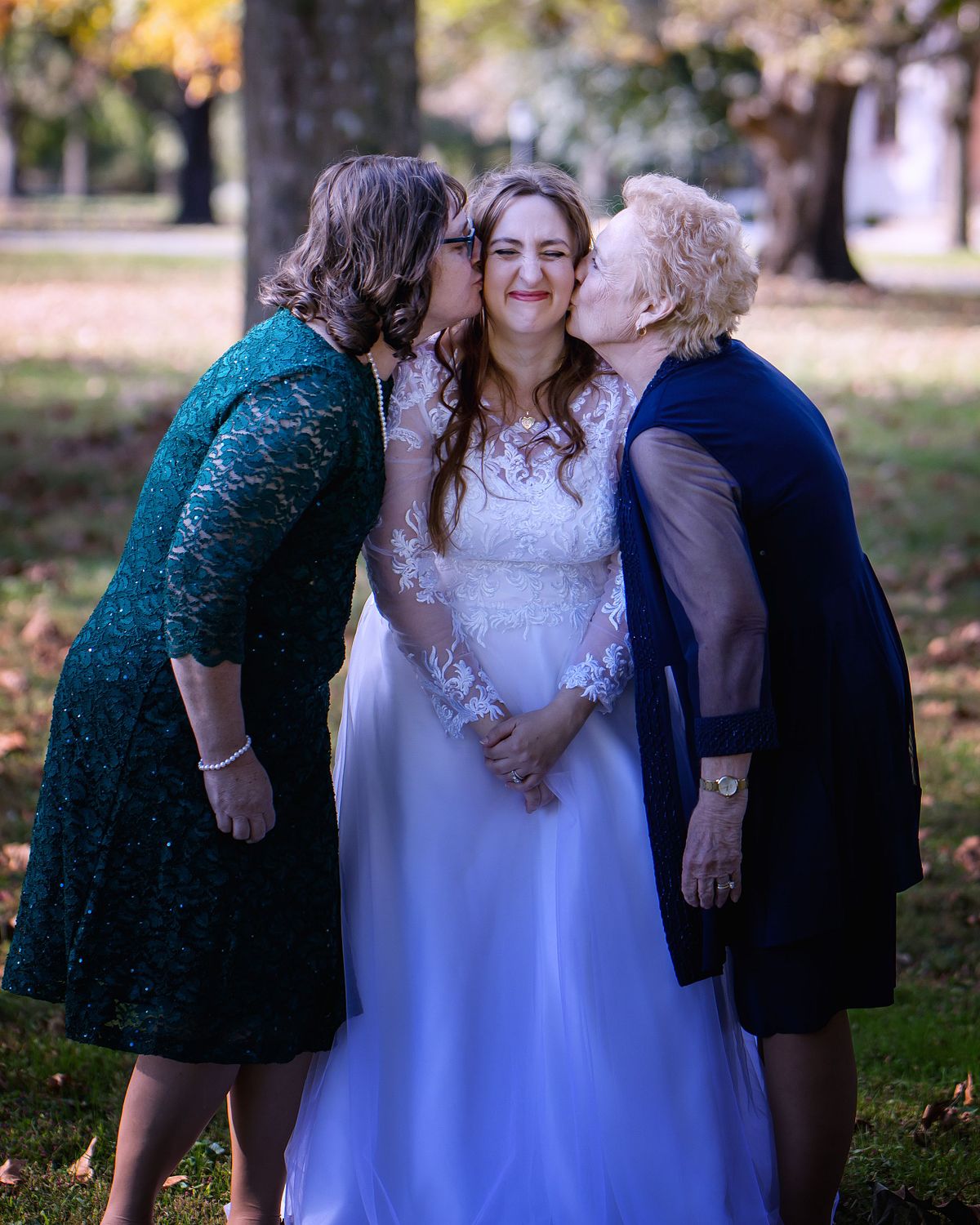 Seaford-Historical-Society-mansion-grounds-wedding-portraits