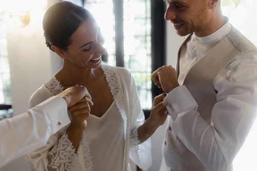 Preparativi sposa emozioni matrimonio Badia San Vittore Cingoli fotografie intime