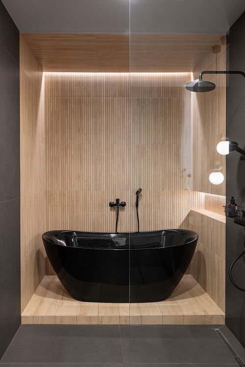 Bathroom with bathtub showcasing soft light and natural textures – Columna project