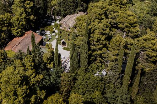Vista aerea della Badia di San Vittore circondata da alberi e natura.