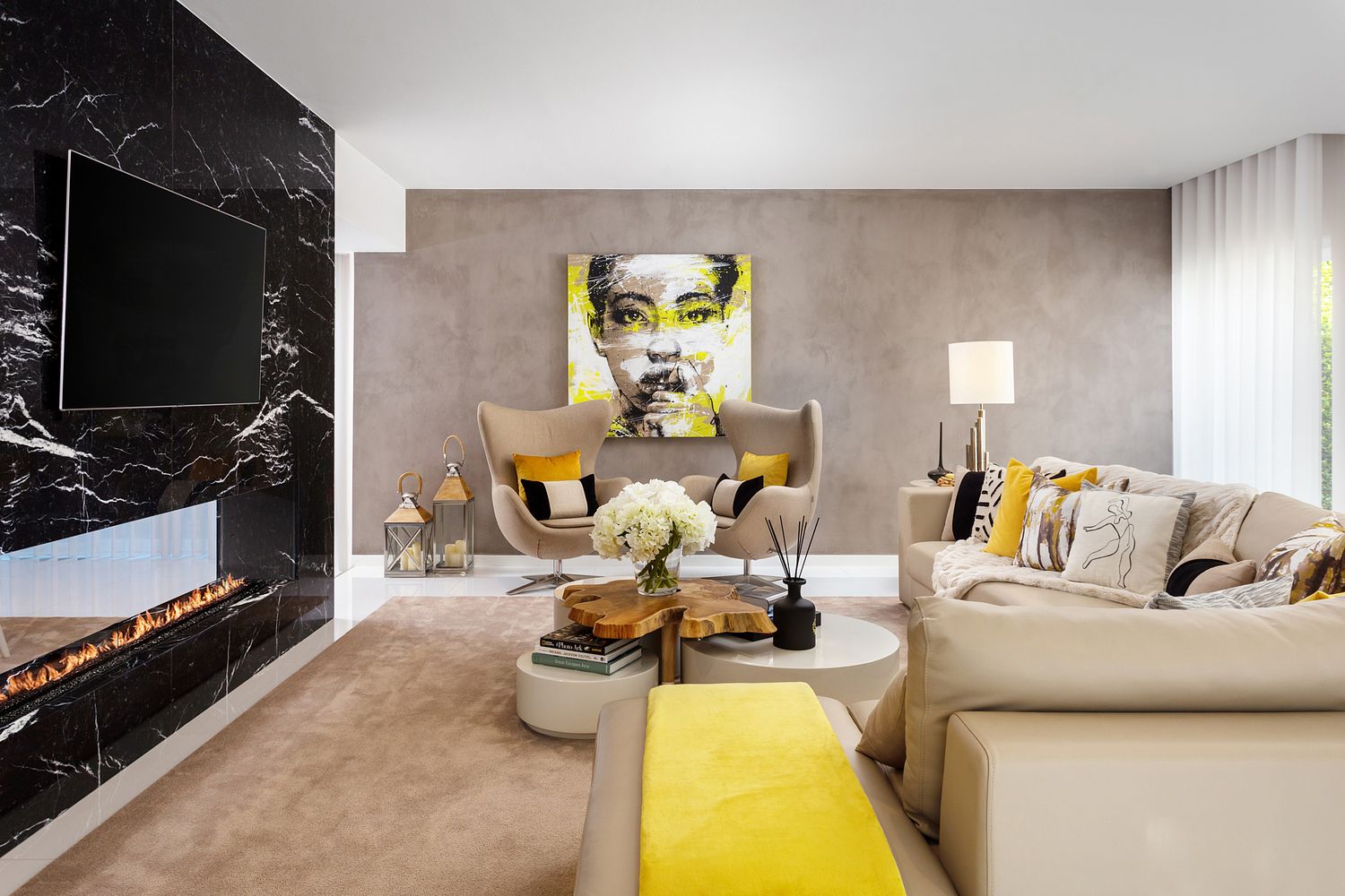 Sala de estar contemporânea com lareira em mármore negro e detalhes decorativos em amarelo, projeto de interiores por Raquel Lopes, fotografada por Pedro Brás Photography — fotografia profissional de design de interiores e decoração moderna em Portugal.