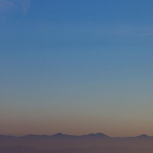 Ciel uniforme à l’horizon, paysage minimal.