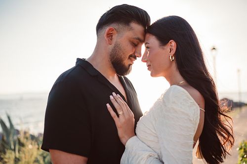 coppia innamorata  a portoscuso al tramonto