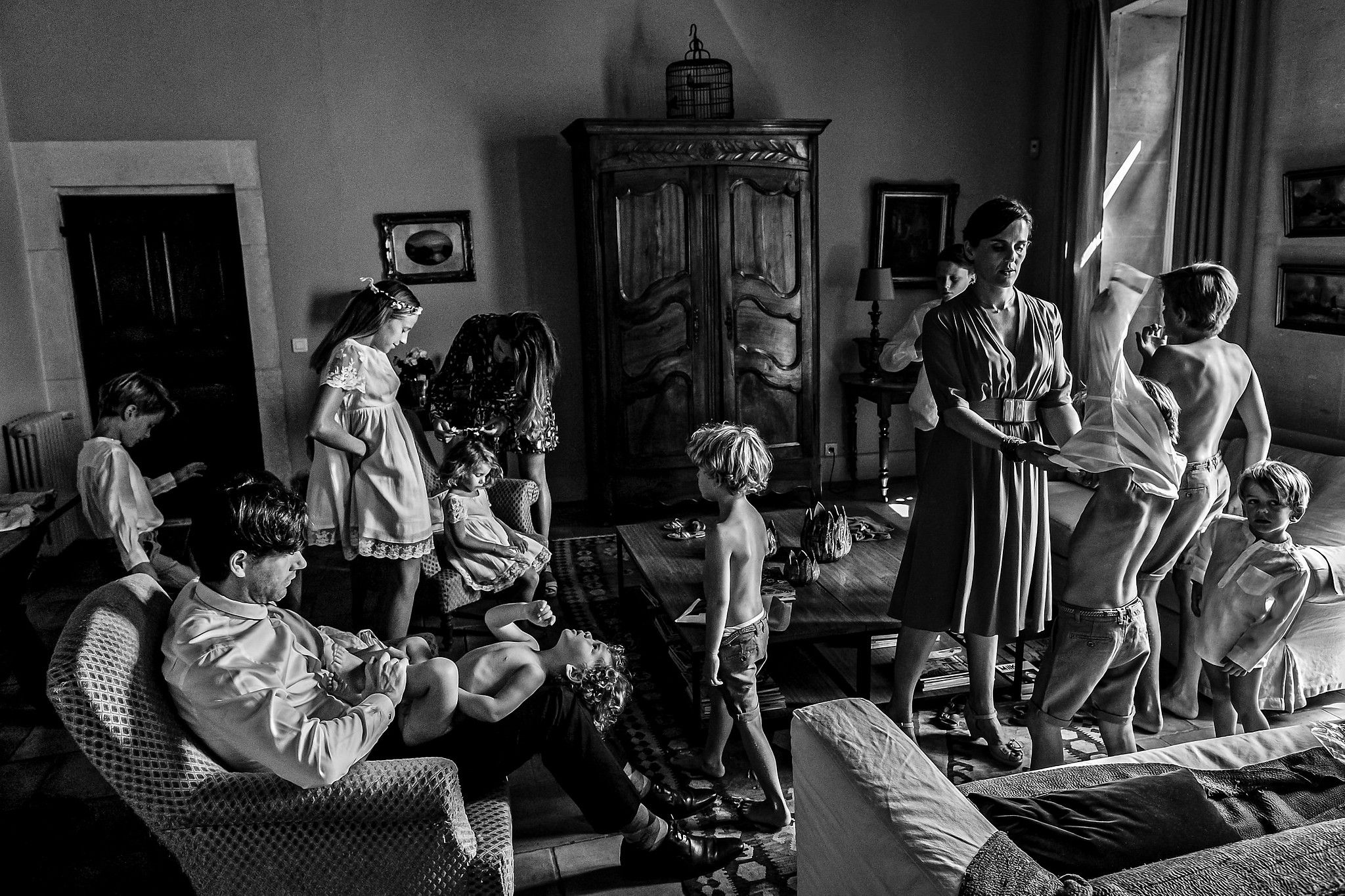 Famille qui s'habilent pendant les pr&eacute;paratifs captur&eacute; par S&eacute;bastien CLAVEL photographe de Mariage &agrave; Lyon et Gen&egrave;ve