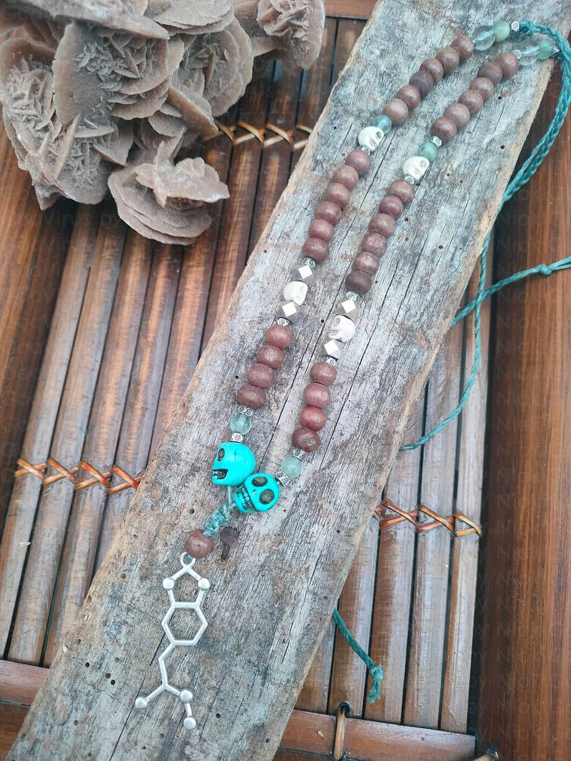 Molecule skull necklace