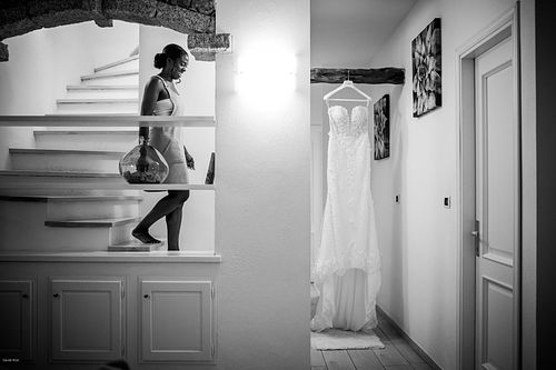 "sposa che scende le scale per andare a vestirsi in bianco e nero"