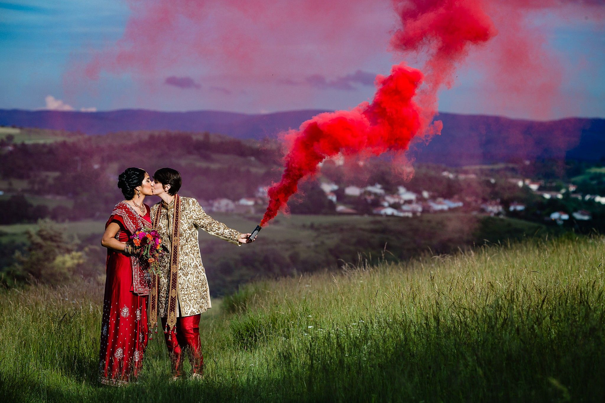 Couple de Femmes qui s'embrassent pendant leur mariage avec un feu de bengal captur&eacute; par S&eacute;bastien CLAVEL photographe de Mariage &agrave; Lyon et Gen&egrave;ve