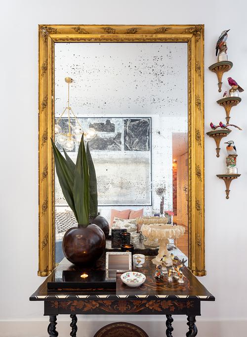 Fotografia de na Casa Andaluz, espelho envelhecido, interiores de luxo concebidos por FEMMA Interior Design.