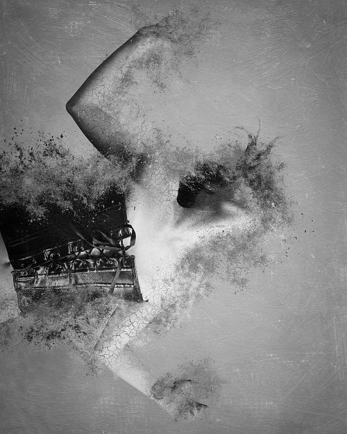 Photographie fine art en noir et blanc d’une femme corsetée dont le corps semble se désintégrer en poussière, symbolisant le traumatisme, l’effondrement émotionnel et le début d’une résilience — œuvre de Pascal Yennis, Namur, Belgique.