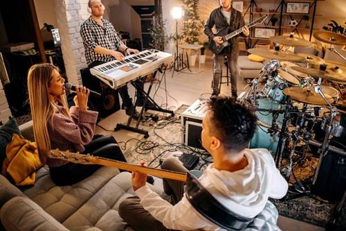 Jouez la musique en groupe ! Rythme, &eacute;coute, coh&eacute;sion.TOUS NIVEAUX  Objectif : LA SC&Egrave;NE !