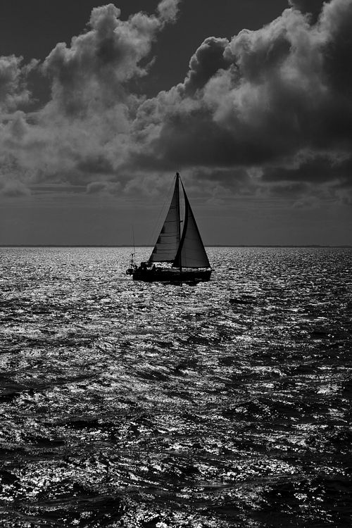 Voilier seul sur mer calme.