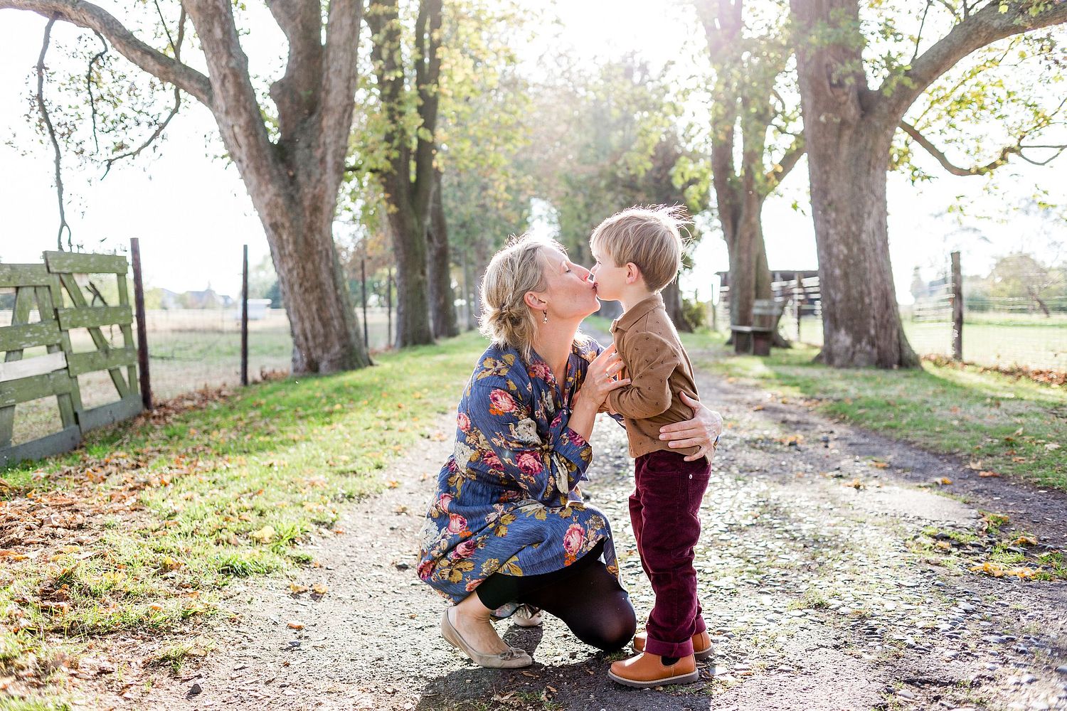 Mutter mit Sohn auf einem Weg in Bornheim - -Iris Sauermann Fotografie