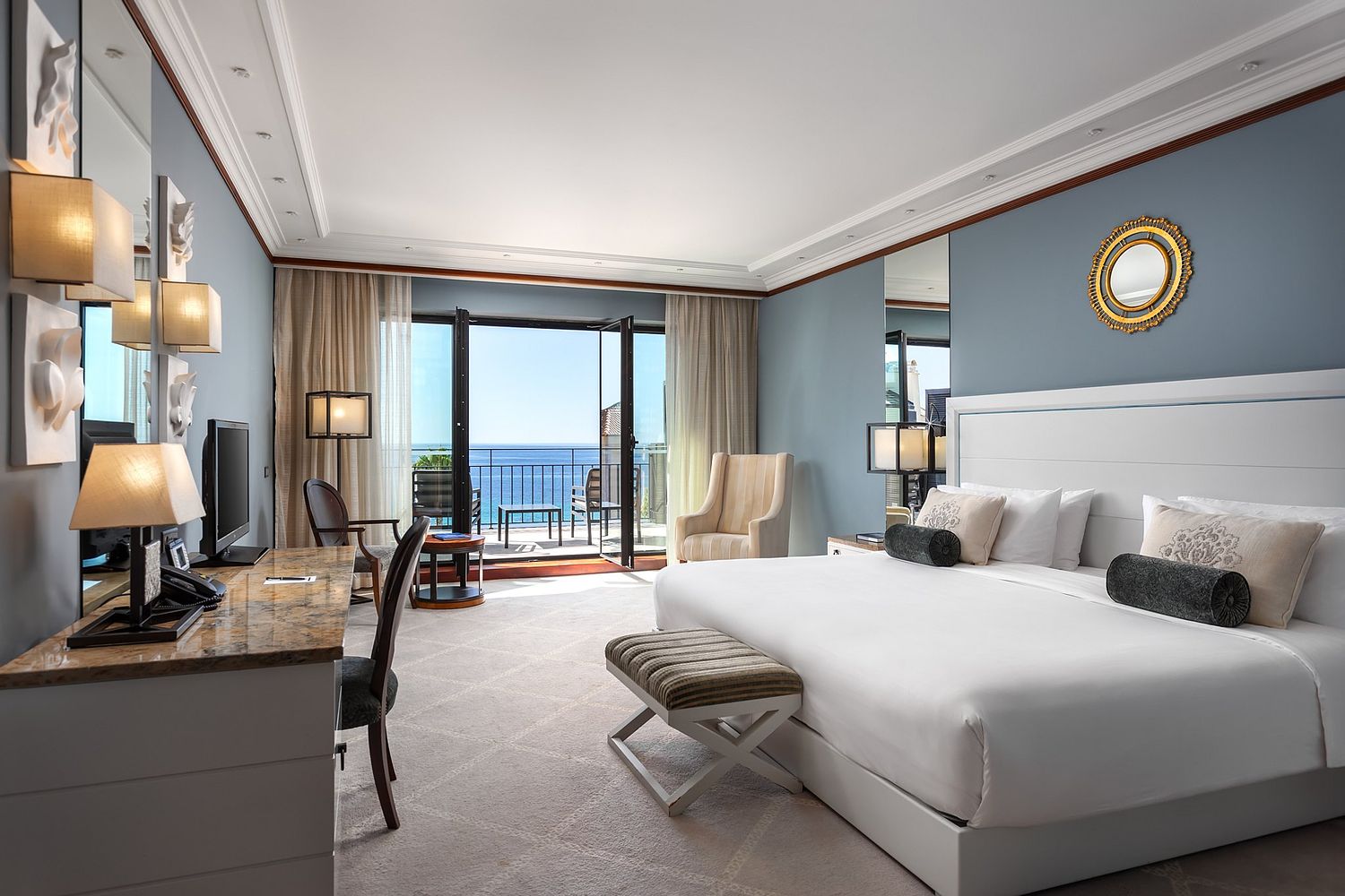 Quarto de luxo com vista para o mar no Grande Real Villa Itália Hotel & Spa em Cascais, membro dos Leading Hotels of the World, fotografado por Pedro Brás Photography — fotografia profissional de hotelaria e interiores de luxo premiada internacionalmente,