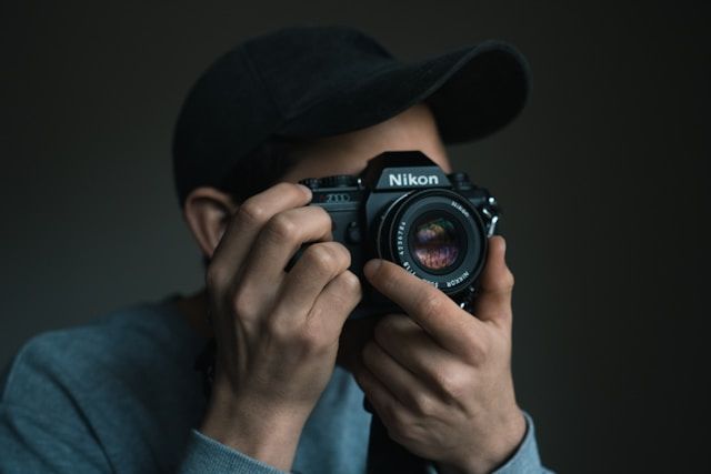 Immagine di un fotografo pronto a scattare una foto