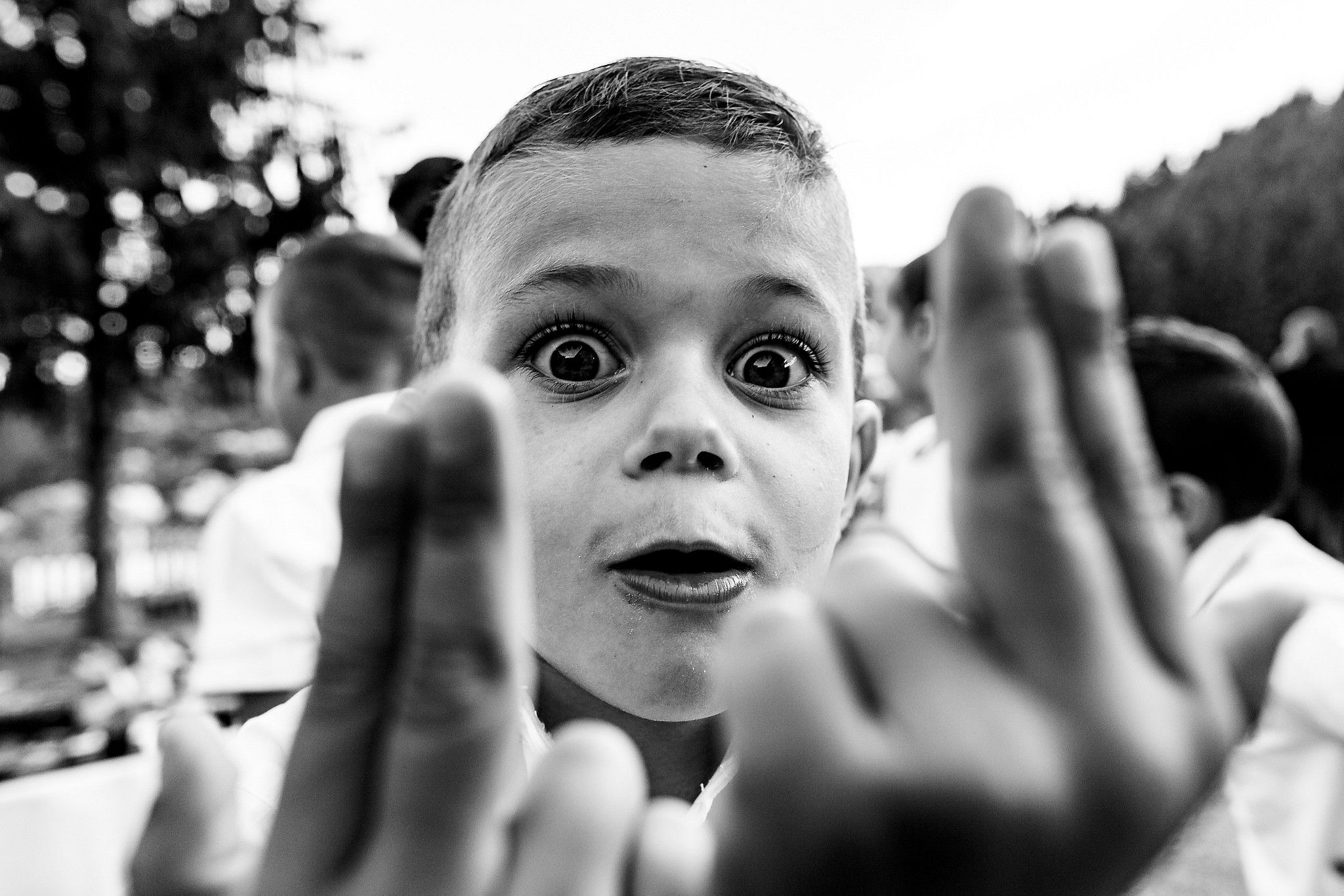 Enfant pendant le cocktail qui fait le signe JUL captur&eacute; par S&eacute;bastien CLAVEL photographe de Mariage &agrave; Lyon et Gen&egrave;ve