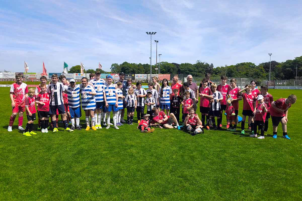 Gruppenfoto aller teilnehmenden Teams
