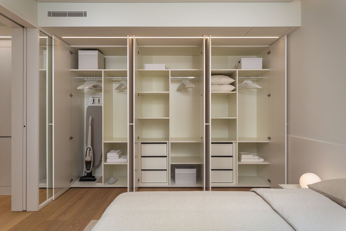 Fotografia de no Apartamento Reabilitado na Av. Roma, Lisboa, projeto do ATELIÊ 22.