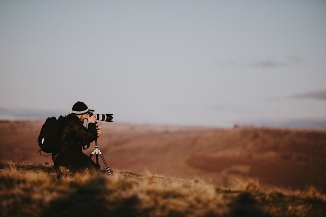 Изображение фотографа, делающего фотографию пейзажа