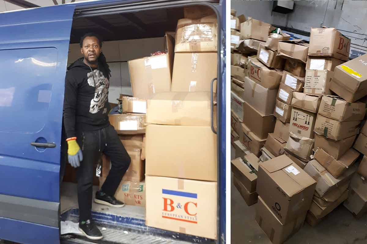 Toni verteilt persönlich in Nigeria die Spenden, damit sie auch ankommen