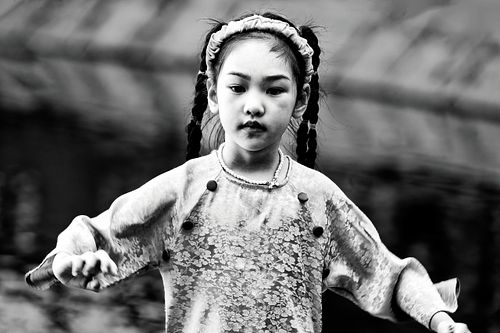 Portrait d'un jeune homme pris en photo de rue à Hanoï au Vietnam