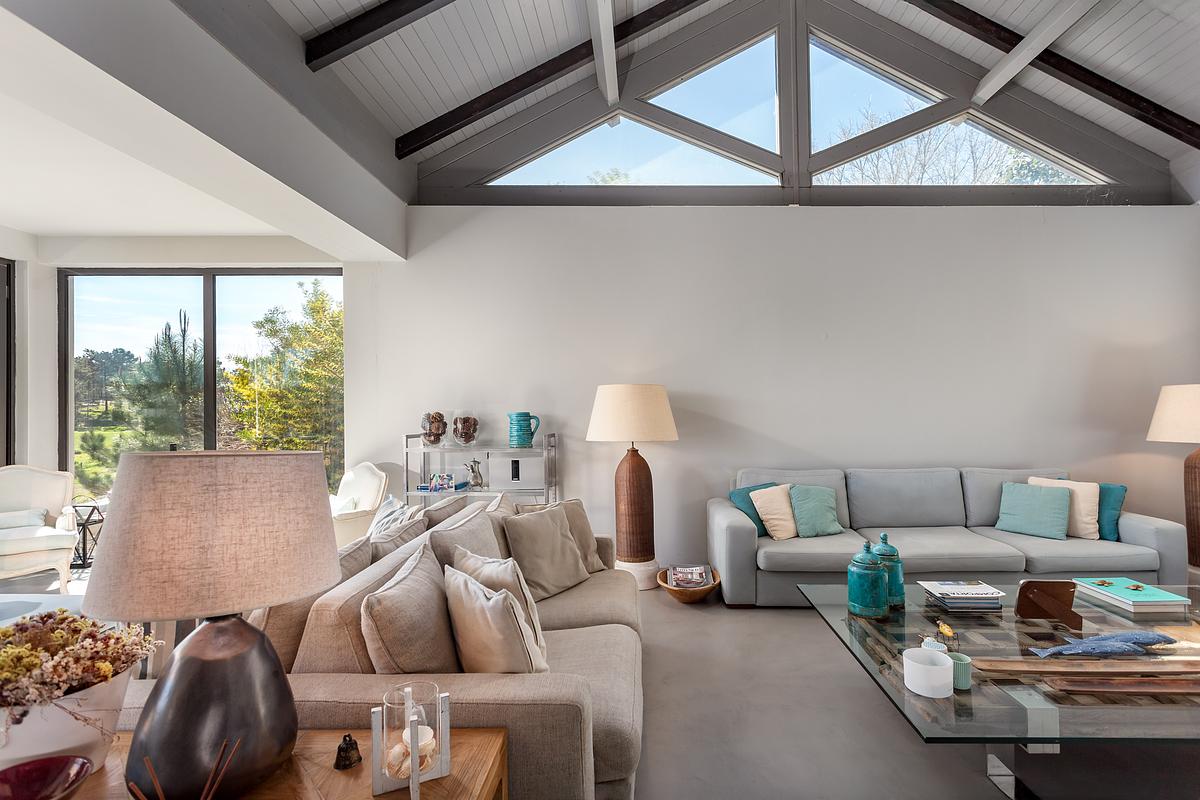 Fotografia de interiores de moradia T3 na Comporta com luz natural e homestaging